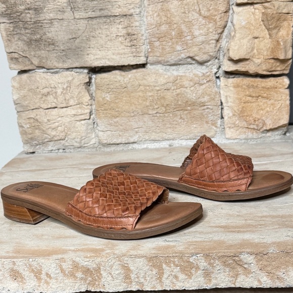 Söfft Brown Leather Woven
Slide Sandals — Women's Size
7.5 Vacation Resort Ready - Picture 4 of 10